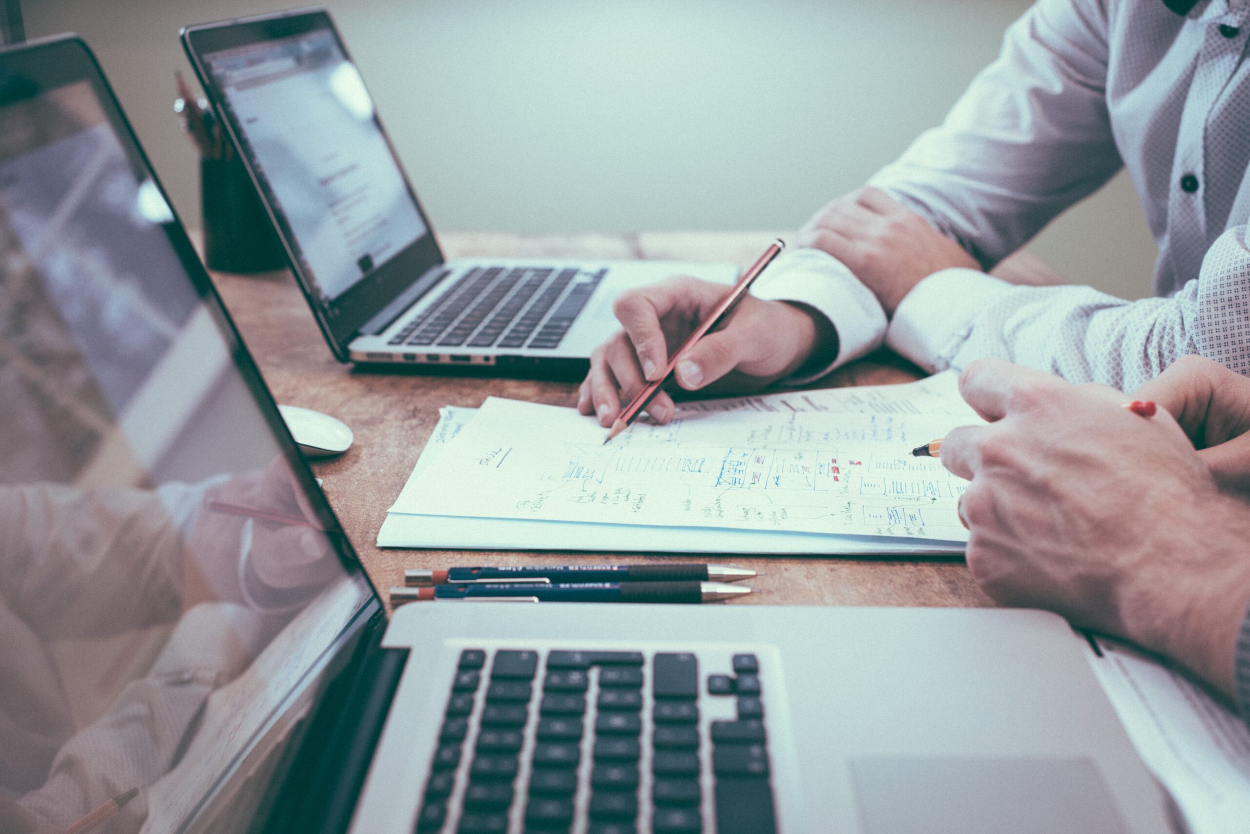 Building consulting 6 Personnes travaillant sur des ordinateurs portables.