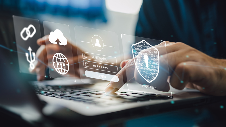 Un professionnel de la cybersécurité devant un ordinateur portable.