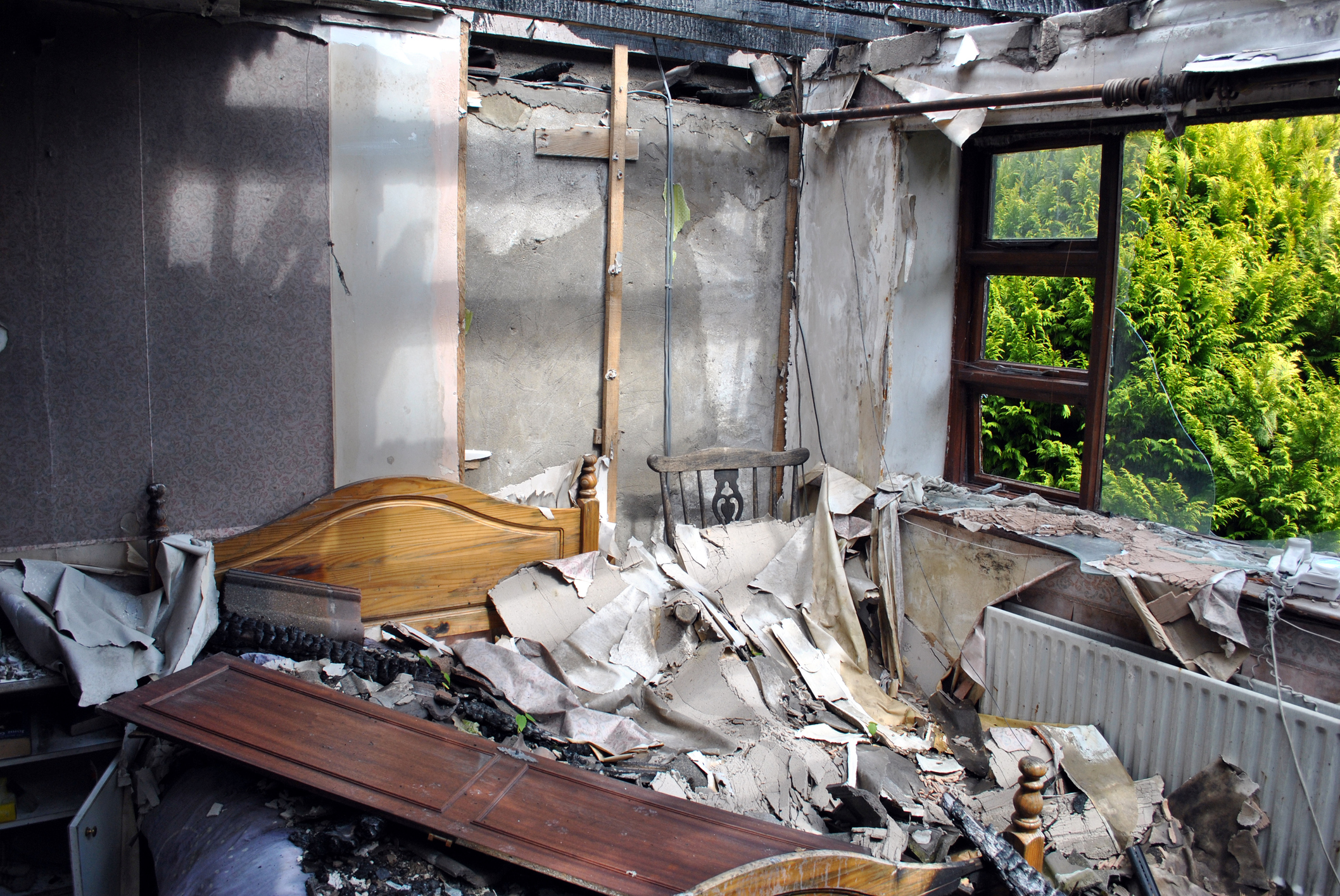 Contents 1 Un dormitorio destruido tras el incendio de una casa.